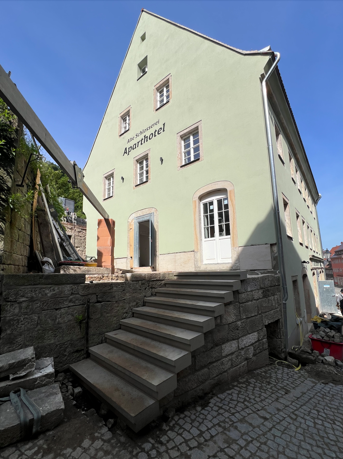 Alte Schlosserei Königstein: sanierte Giebelfassade mit neuer Außentreppe