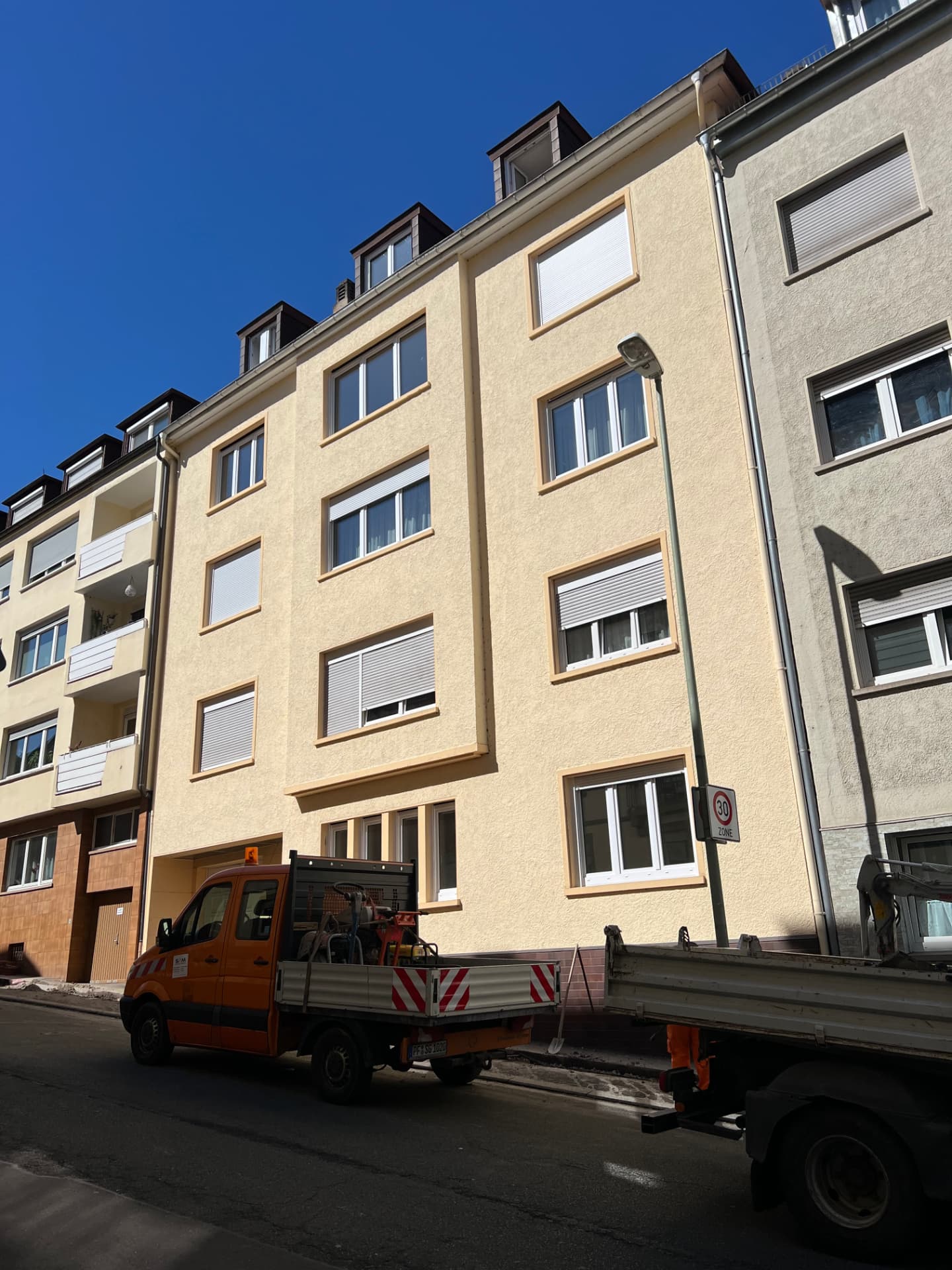 Mehrfamilienhaus Pforzheim: seitliche Straßenansicht der Fassade und Dachgauben