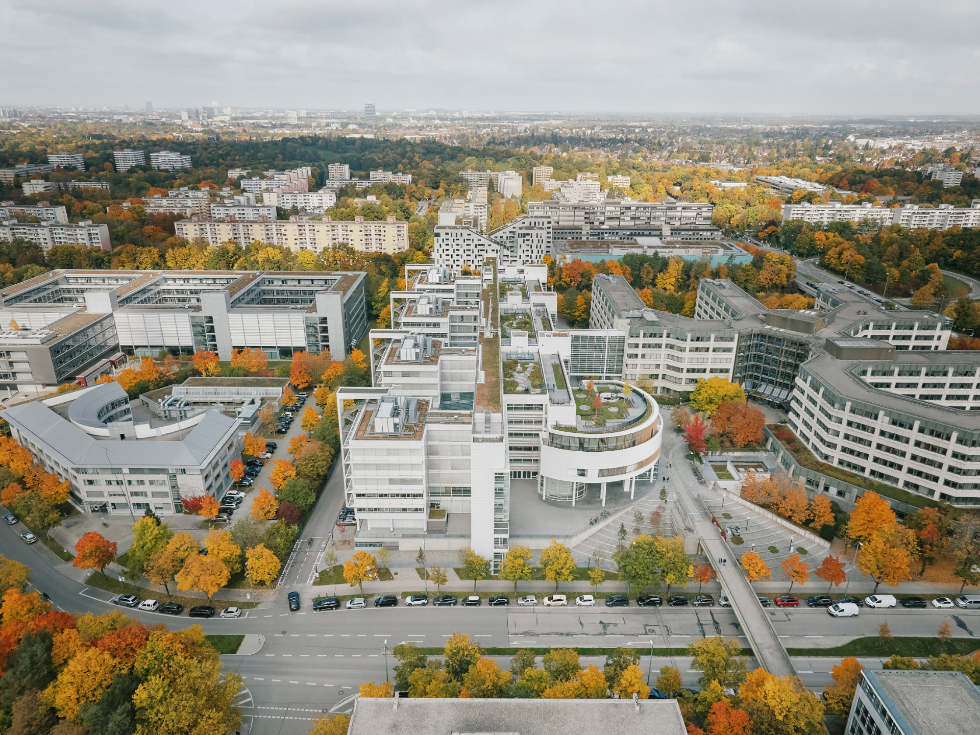 aer München: Luftbild des Gebäudekomplexes mit begrünten Dachterrassen