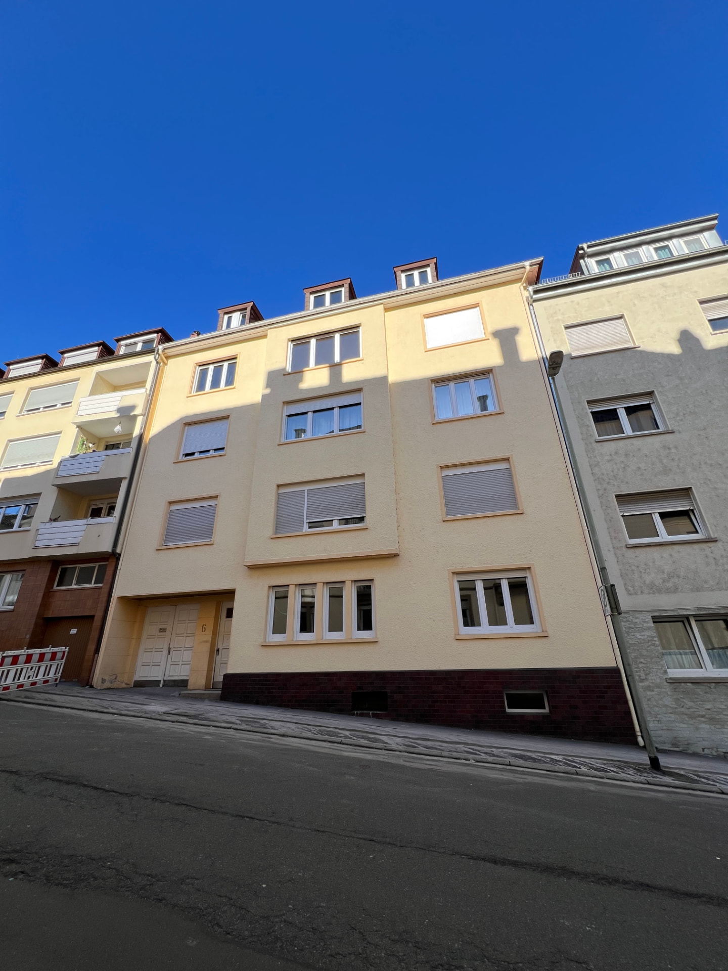 Mehrfamilienhaus Pforzheim: frontale Ansicht der Straßenfassade mit Dachgauben