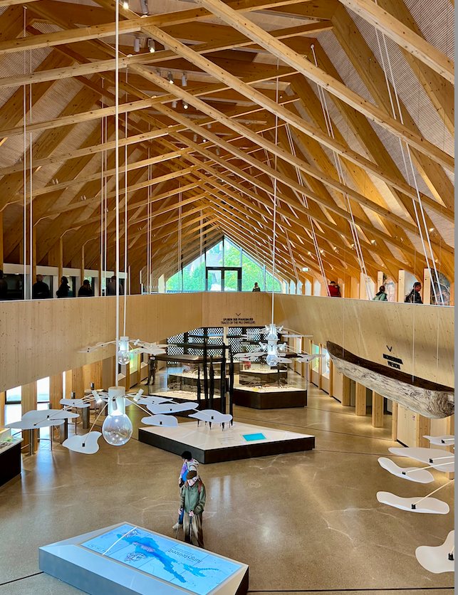 Sichtbare Holzkonstruktion des Dachtragwerks im Pfahlbaumuseum